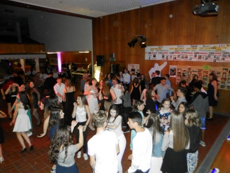 SchÃ¼lergruppe beim FrÃ¼hlingsball im Musiksaal der Realschule Ã–hringen, alle tanzen.