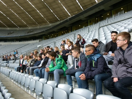 SchÃ¼lergruppe in der Allianz-Arena in MÃ¼nchen sitzt auf grauen Schalensitzen