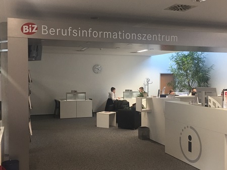 Besuch im Berufsinformationszentrum in SchwÃ¤bisch Hall.