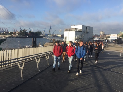 SchÃ¼lergruppe vor dem Hamburger Hafen