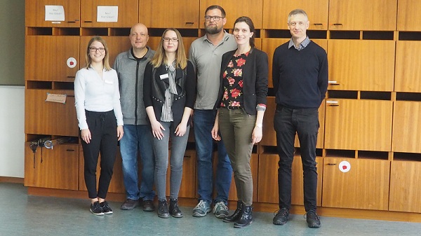 Berufsinfotag an der Realschule Ã–hringen. Sechs Vertreter*innen von verschiedenen Firmen positionieren sich im Lehrerzimmer.