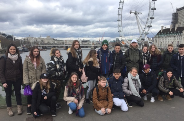 SchÃ¼lergruppe vor dem London Eye