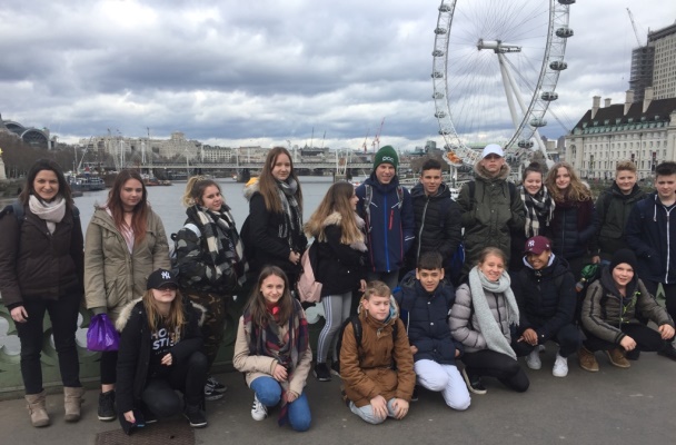 Schülergruppe vor dem London Eye