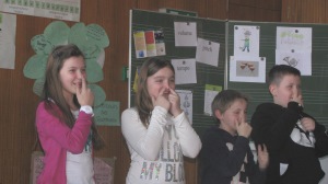 vier Schülerinnen und Schüler greifen sich an die Nase - Aufführung beim Informationsnachmittag der Viertklässler
