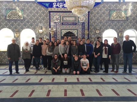 Schülergruppe im Inneren der Öhringer Moschee.
