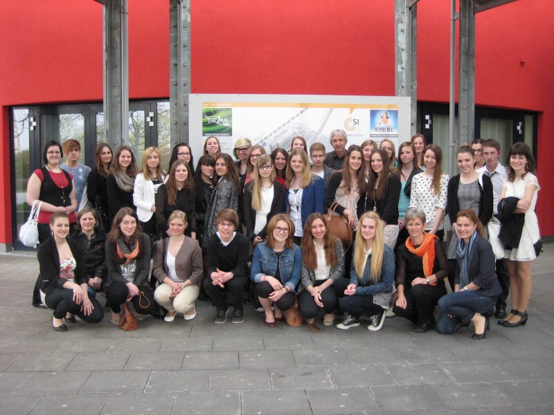 Gruppenfoto vor dem Eingang zum Musical Tarzan in Stuttgart