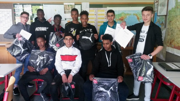 Schülergruppe im Klassenzimmer, mit ihren Preisen, die sie bei einem Wettbewerb gewonnen haben.