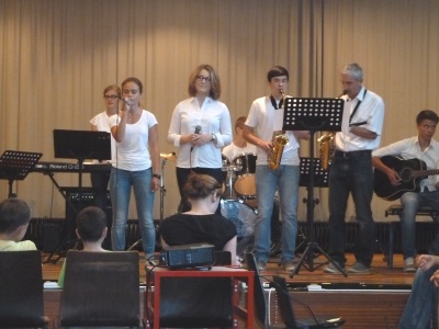 SchÃ¼lergruppe singt und musiziert bei der Schulkunsausstellung 2014 mit dem Motto Farbe und Licht