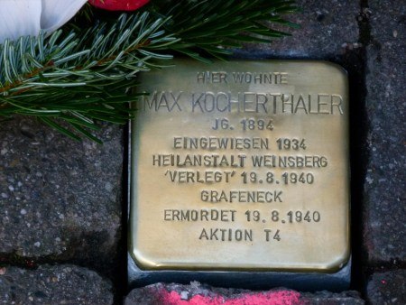 Stolperstein in Ã–hringen mit der Aufschrift "Hier wohnte Max Kocherthaler Jg. 1894 eingewiesen 1934 Heilanstalt Weinsberg "verlegt" 19.8.1940 Grafeneck ermordet 19.8.1940 Aktion T4"