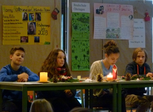 die vier Vorleser sitzen an weihnachtlich dekorierten Tischen vor StellwÃ¤nden, mit Plakaten zu ihren BÃ¼chern