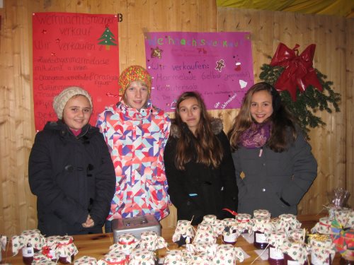 WVR Projekt einer 7. Klasse. Verkauf von Marmelade auf dem Weihnachtsmarkt. Vier SchÃ¼lerinnen stehen in einem Marktstand.
