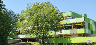 Ansicht der Realschule Öhringen vom Schulhof aus gesehen