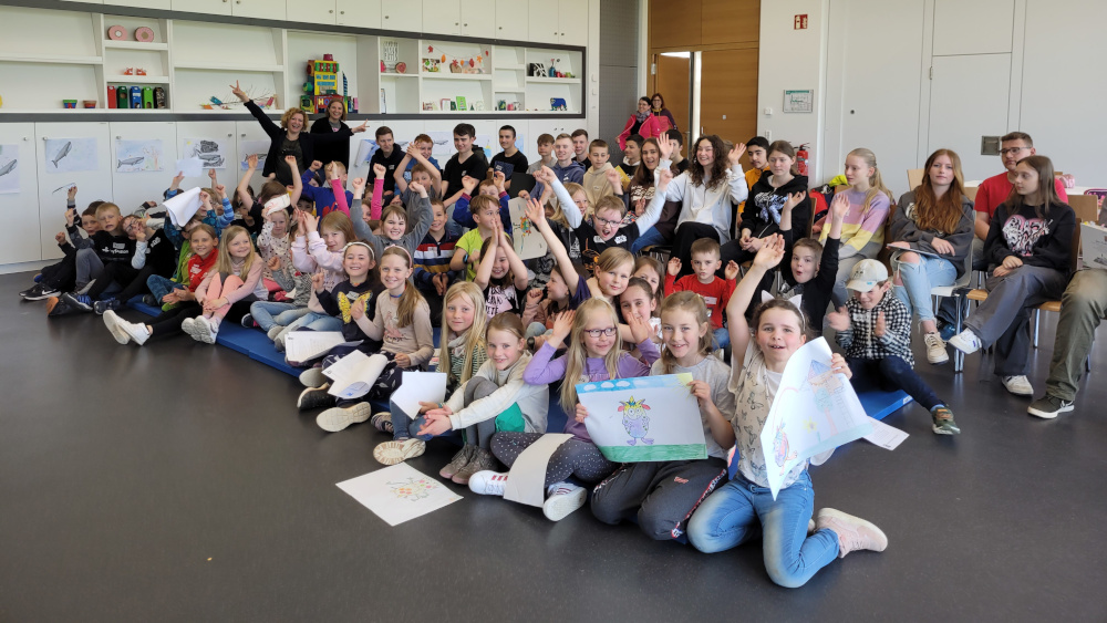 Gruppenbild der Schülerinnen und Schüler der Klasse 8b mit ihren Gästen von der Grundschule Zweiflingen im Jugendpavillon.