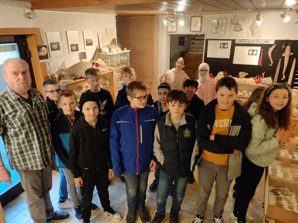 Gruppenfoto im Meeresmuseum: Kurt Kreipl mit Schülerinnen und Schülern
