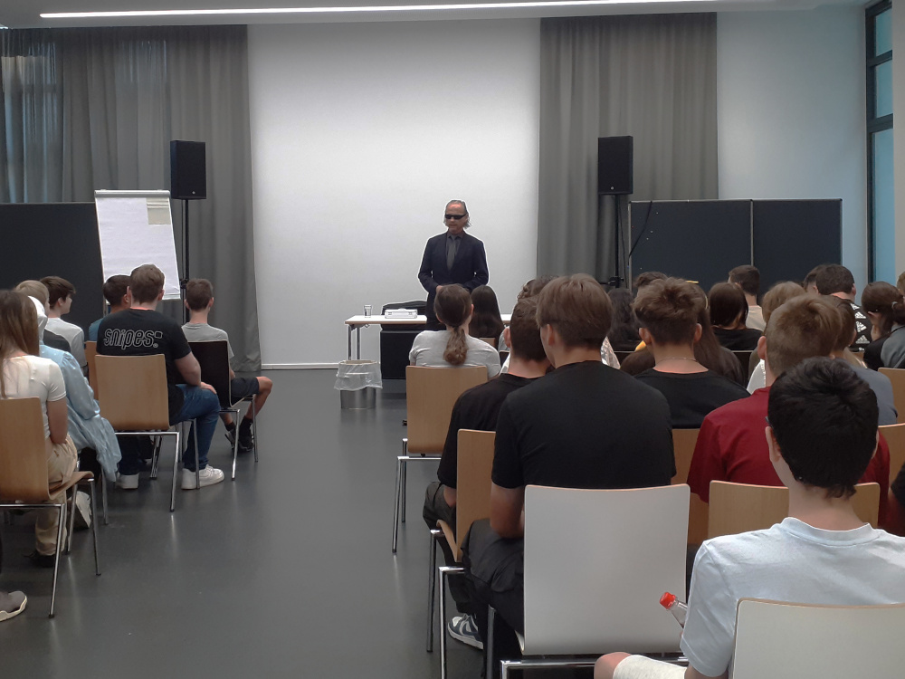 Schüler im Theaterstück "Die letzte Mission". Im Hintergrund ein Schauspieler.